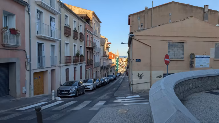 Vue depuis la placette Damien Macone sur la rue de Villefranche à Sète