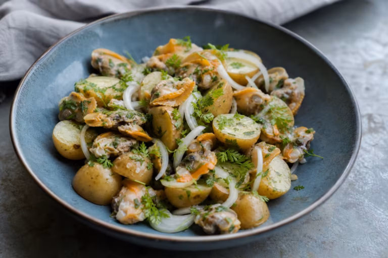 Poelee de coques decoquillees et pommes de terre rattes au cerfeuil