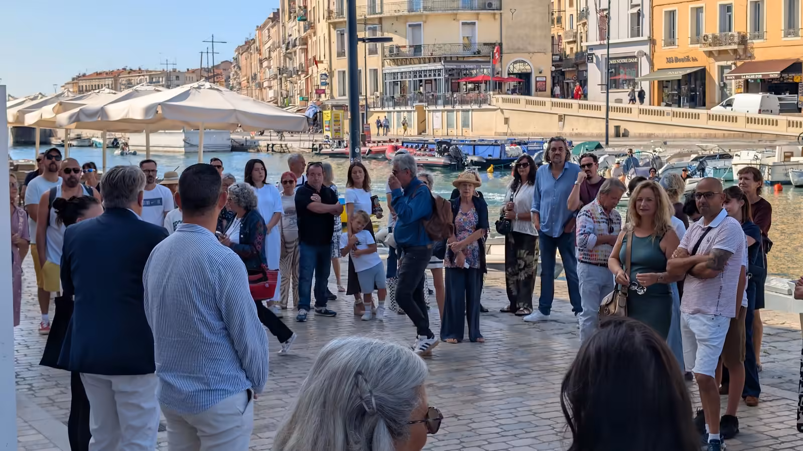 Public réuni quai Suquet pour l'inauguration de l'exposition des affiches de la Saint-Louis à Sète