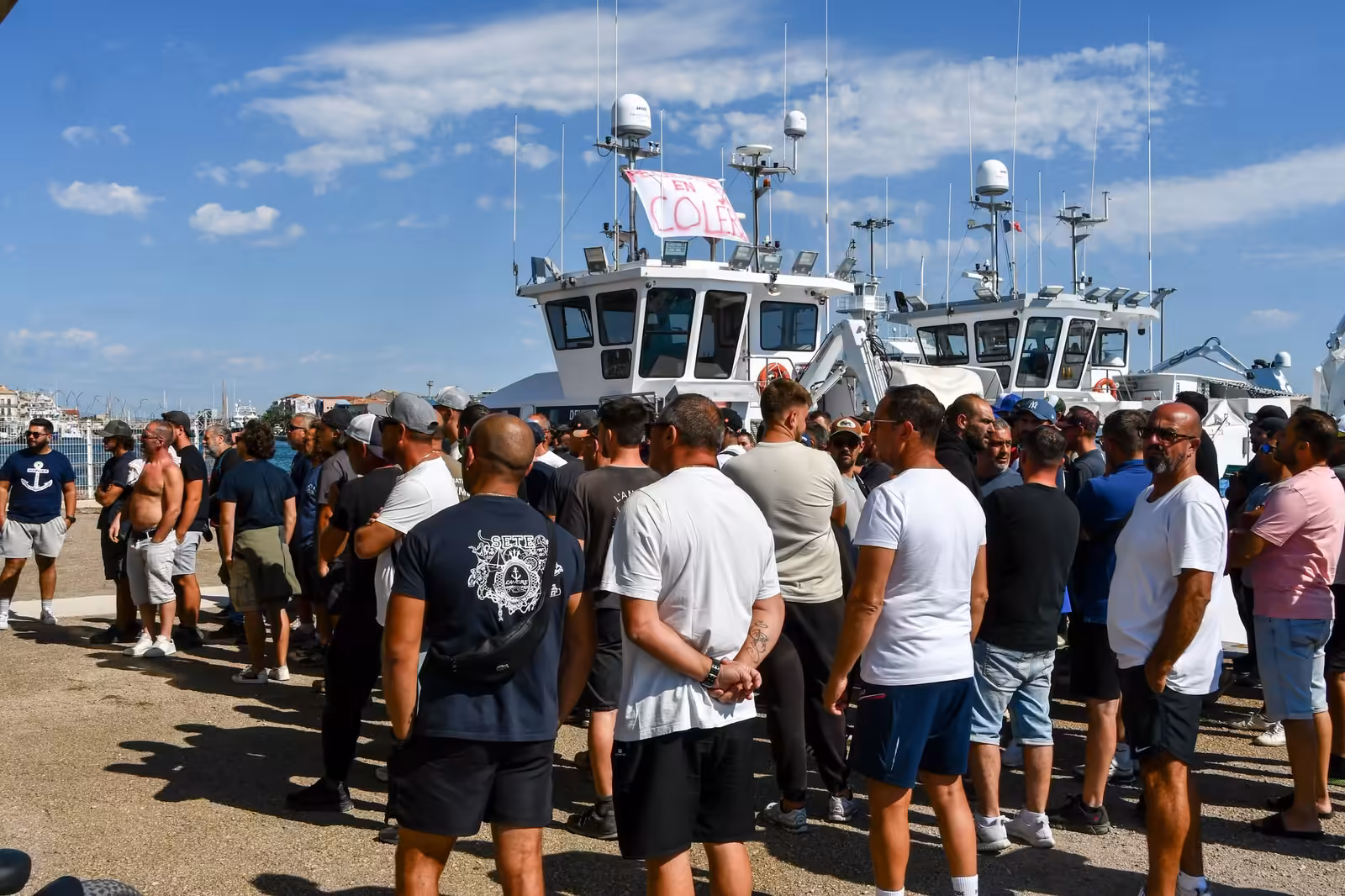 Rassemblement de pêcheurs et équipages devant la capitainerie de Sète