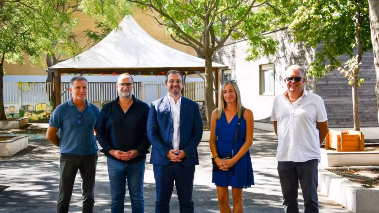 Le maire d'Agde et les élus lors de la tournée des écoles de la rentrée 2026