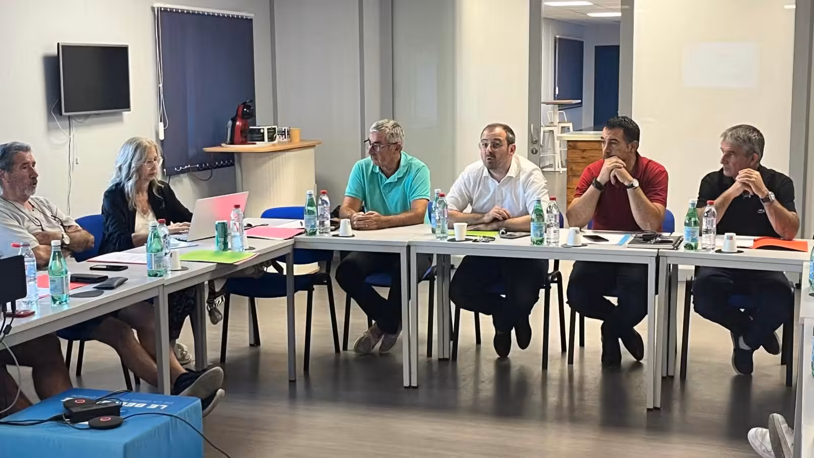 Réunion autour de la table dans les locaux de la Criée du Grau d'Agde