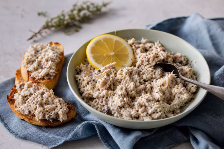 Rillettes de maquereau maison au fromage frais servies dans un bol avec toasts grillés