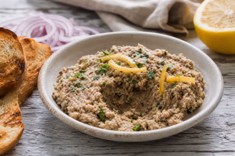 Rillettes de sardines au citron confit et cumin servies avec des toasts grilles