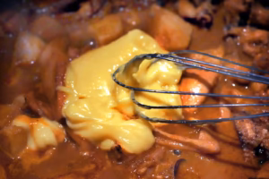 Aïoli fouetté pour lier la sauce de la rouille