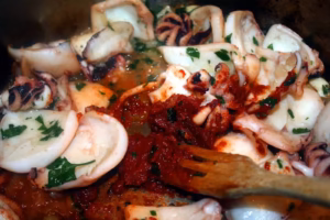 Seiche dorée avec le concentré de tomates et le persil