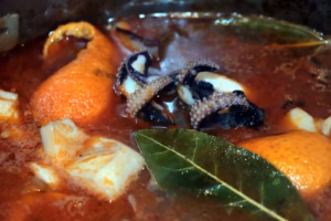 Écorce d'orange et laurier dans la sauce en cuisson