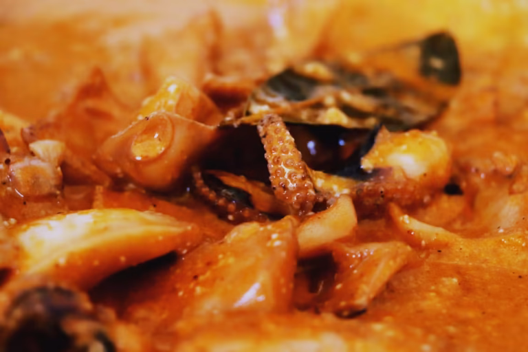 Détail d'un tentacule de seiche dans la sauce tomatée