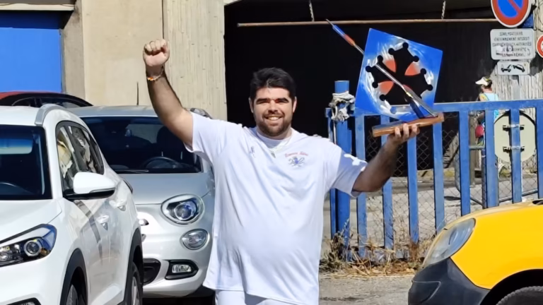 Sandro Minarro brandit son trophée après sa victoire au tournoi des Rameurs Sétois 2026