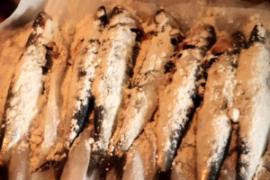 Sardines nettoyées et enfarinées avant la friture, escabèche à la sétoise