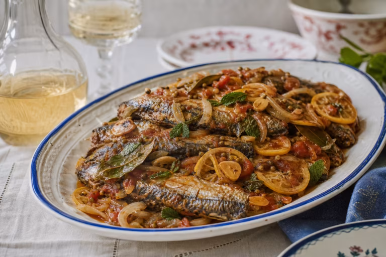 Sardines à l'escabèche façon Pieds-noirs servies froides sur plat en faïence