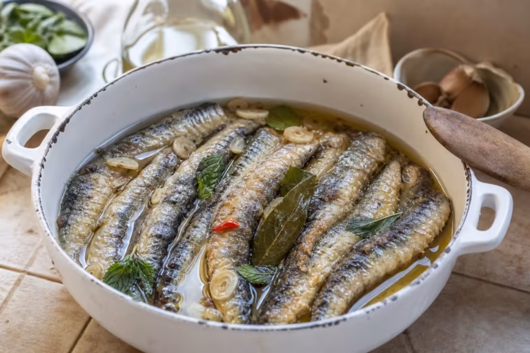 Sardines à l'escabèche à la sétoise marinées au vinaigre, ail et menthe