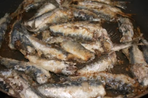 Sardines étêtées et vidées, frites à la poêle avant la marinade