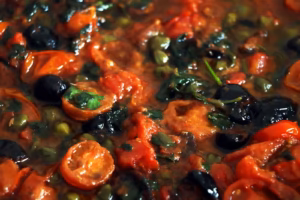 Sauce puttanesca qui mijote, tomates, olives noires et câpres
