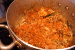 Poissons de soupe revenus avec les légumes jusqu'à ce que la chair se délite