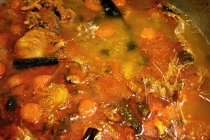 Bouillon de soupe de poissons réduit après trois quarts d'heure de cuisson