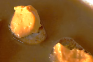 Croûtons tartinés d'aïoli déposés dans la soupe de poissons à la sétoise