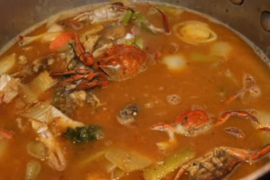 Soupe de poissons à la sétoise mouillée à l'eau en début de cuisson