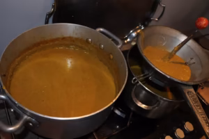Passage de la soupe de poissons au moulin à légumes, dans deux casseroles