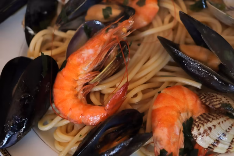 Assiette de spaghettis aux fruits de mer, moules, palourdes, crevettes entières et persil