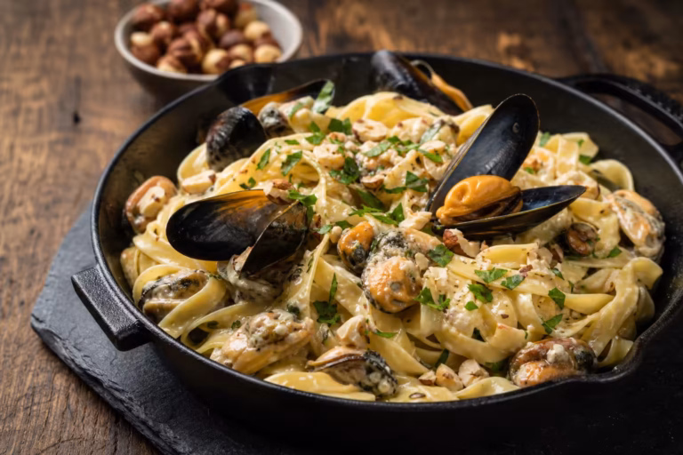 Tagliatelles aux moules, sauce crémeuse au bleu et noisettes torréfiées concassées