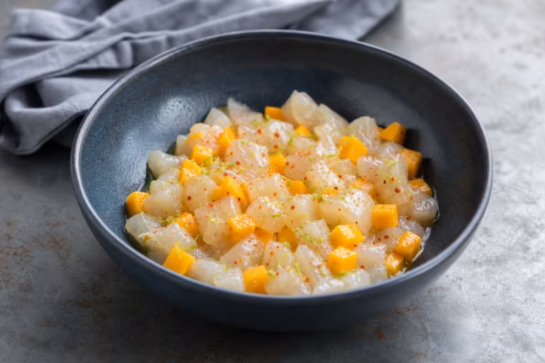Tartare de daurade royale crue à la mangue, zestes de citron et piment d'Espelette