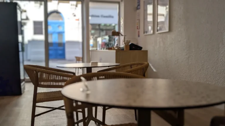 Salle de Tiéla Pérez, tables rondes et fauteuils en corde tressée face à la rue