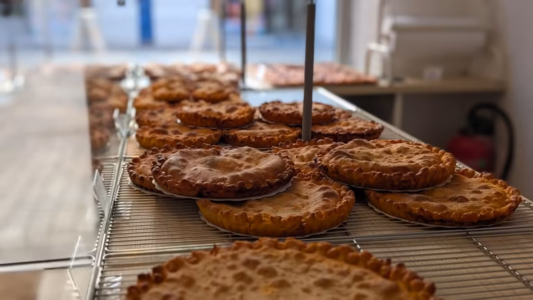 Grandes tielles rondes posées sur des grilles dans la vitrine de la tiellerie