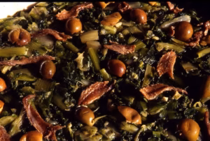 Scarole cuite mélangée aux olives vertes et filets d'anchois