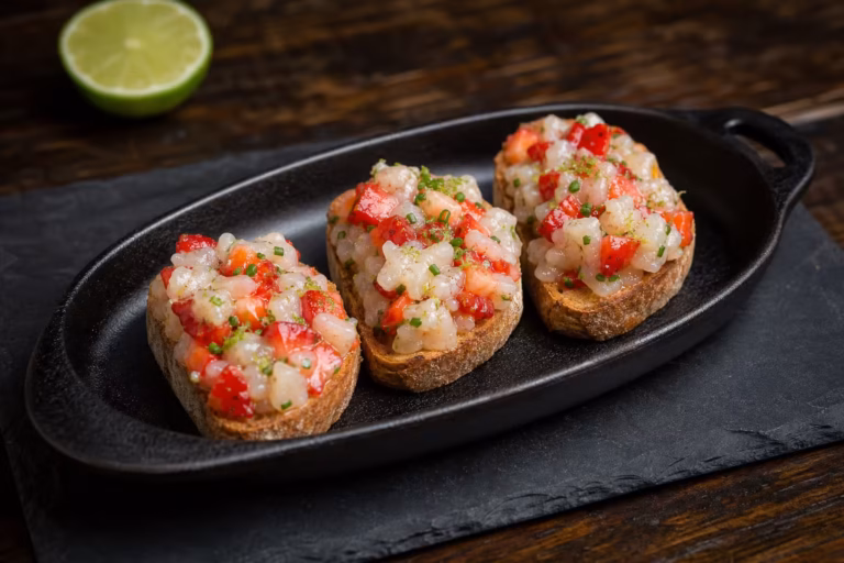 Toasts de tartare de raie aux dés de fraise et zestes de citron vert