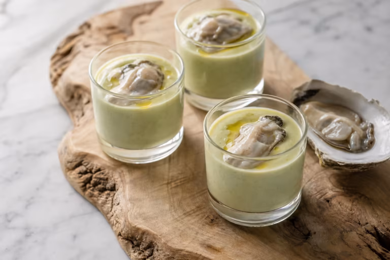 Veloute de courgette au curry en verrines surmonte d une huitre fraiche