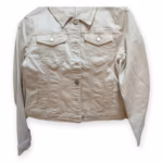 Veste cintrée en jean beige sur fond blanc, vue de face