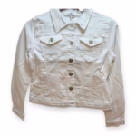 Veste cintrée en jean blanc sur fond blanc, vue de face