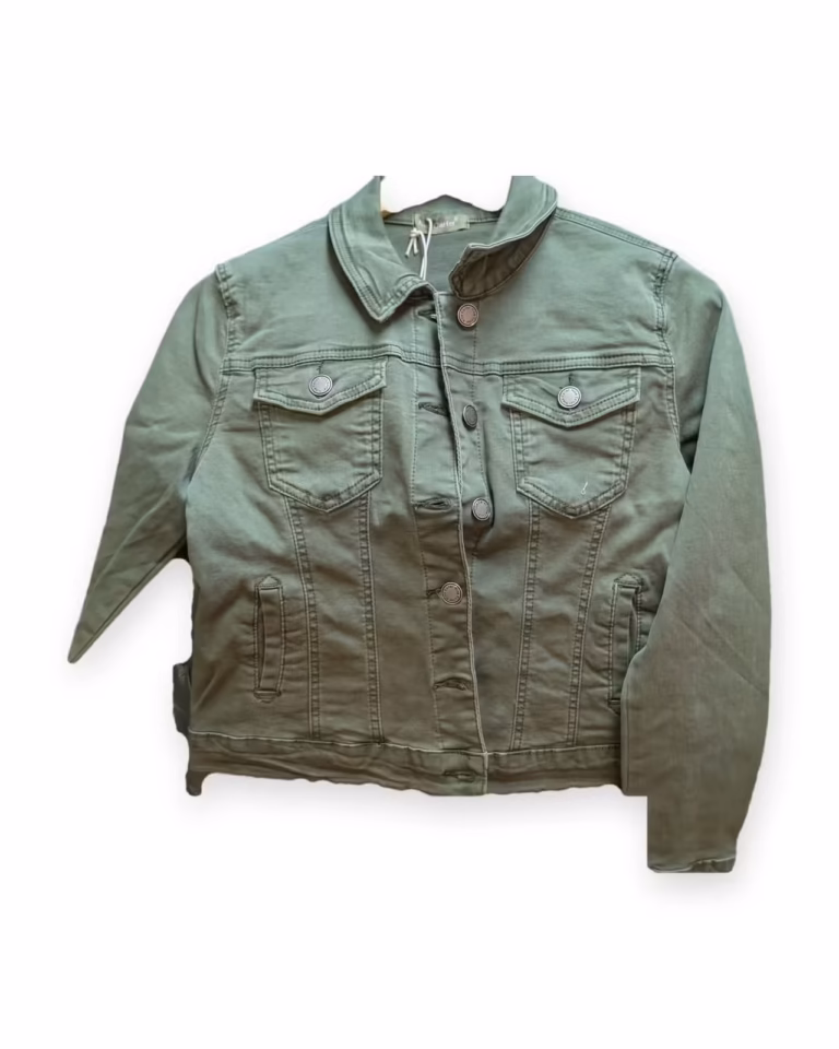 Veste cintrée en jean kaki sur fond blanc, vue de face