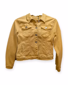 Veste cintrée en jean moutarde sur fond blanc, vue de face