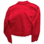 Veste cintrée en jean rouge sur fond blanc, vue de dos