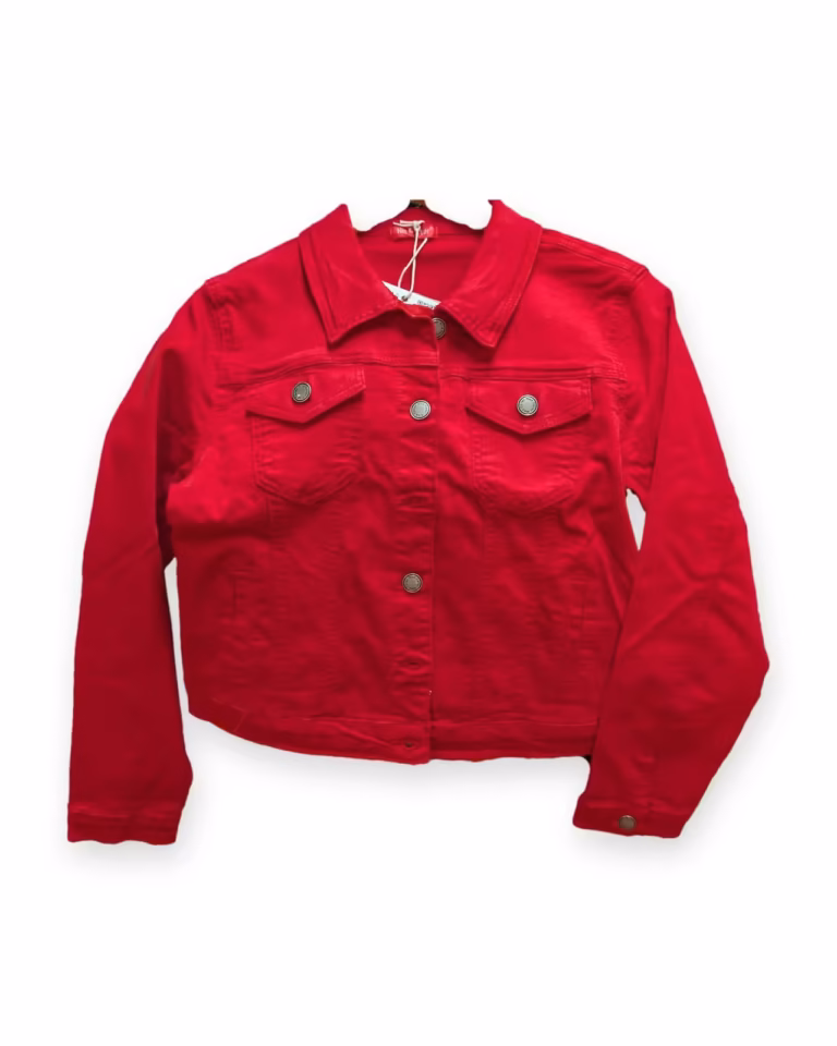 Veste cintrée en jean rouge sur fond blanc, vue de face