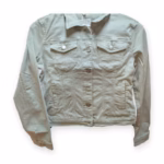 Veste cintrée en jean vert sauge sur fond blanc, vue de face