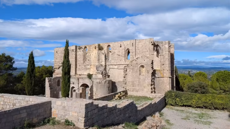 Ruines de l'abbaye Saint-Félix-de-Montceau à Gigean, entre cyprès et massif de la Gardiole
