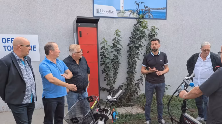 Inauguration de la borne de recharge gratuite pour vélos électriques devant l'Office de Tourisme de Marseillan-Plage