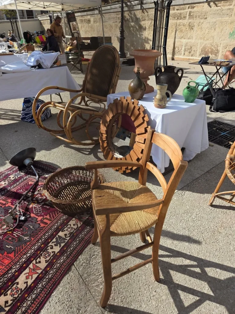 Brocante du jeudi à Sète, place Aristide-Briand