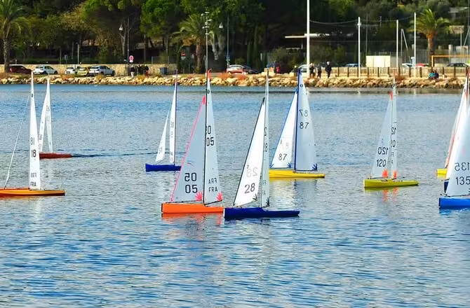 Régate de voile radiocommandée à Balaruc-les-Bains