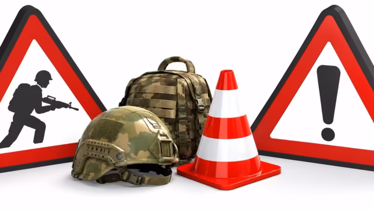 Illustration d'un exercice militaire : panneaux de danger, casque, sac et cône de signalisation
