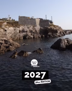 Visuel de la 30e édition du festival Fiest'A Sète en 2027, le Théâtre de la Mer au-dessus des rochers