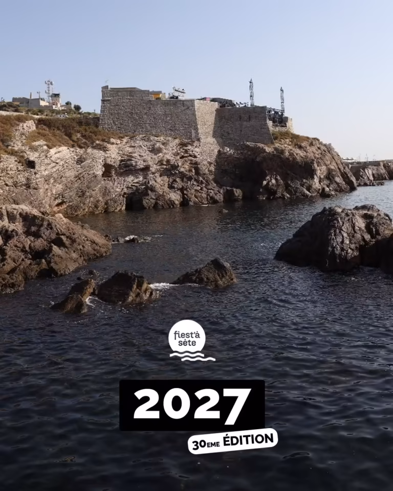 Visuel de la 30e édition du festival Fiest'A Sète en 2027, le Théâtre de la Mer au-dessus des rochers