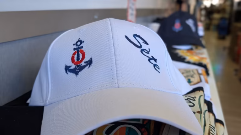 Casquette blanche brodée d'une ancre et du nom de Sète