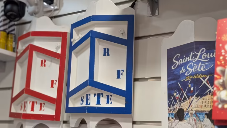 Petits pavois décoratifs rouges et bleus Sète inspirés des joutes
