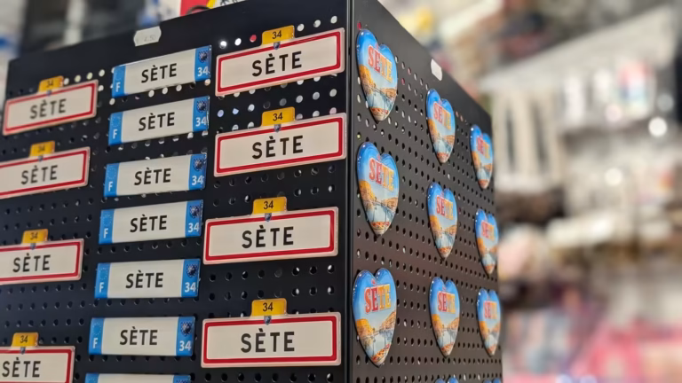 Magnets panneau d'entrée de ville et plaque Sète 34 au Bazar Cettois