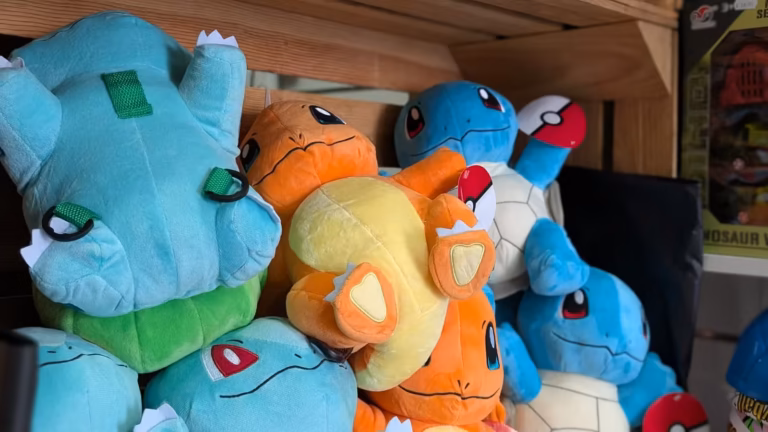 Peluches de personnages de dessin animé en rayon au Bazar Cettois