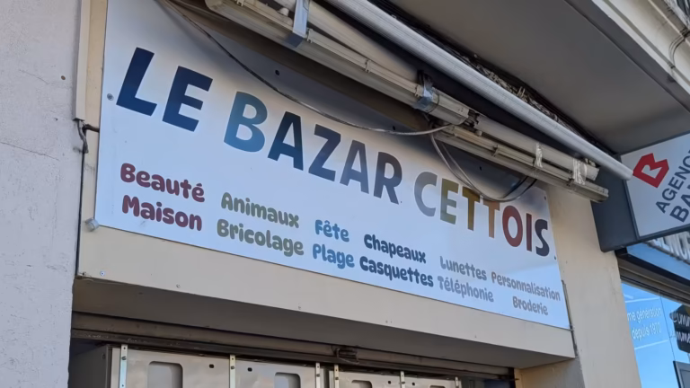 Enseigne du Bazar Cettois listant beauté, maison, bricolage, fête et broderie